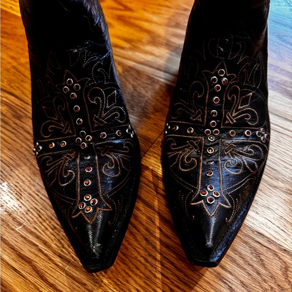 Old Gringo Leather Mid-Calf Western Boots
Black Embroidered & Crystal Accents
9 - Picture 5 of 5